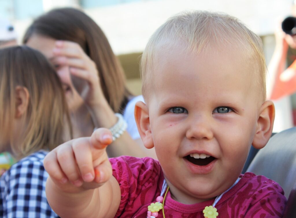 Enfant qui réalise un signe